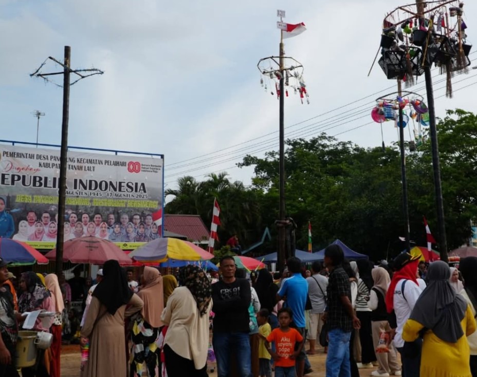 Warga Padati Halaman Kantor Desa Panggung : 28 Pinang Jadi Simbol Persatuan 28 RT
